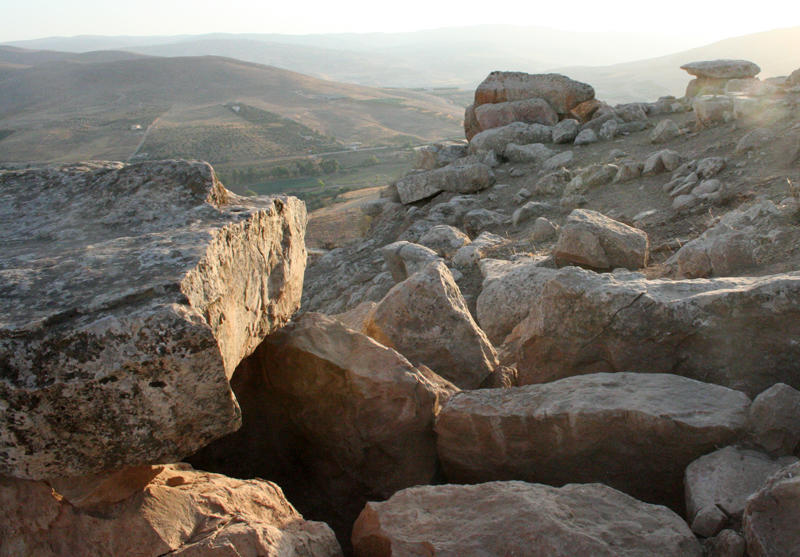 Jordania_Mutawwaq_2012_Tres dolmenes excavados_Juan Muñiz_Valentin Alvarez