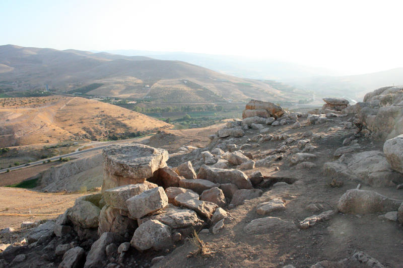 Jordania_Mutawwaq_2012_Tres dolmenes excavados_rio Zarqa de fondo_Juan Muñiz_Valentin Alvarez